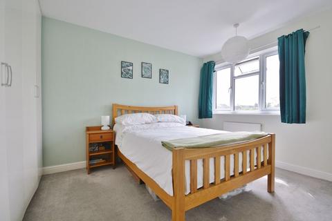 25 Lambert Walk, Thame, OX9 3DT