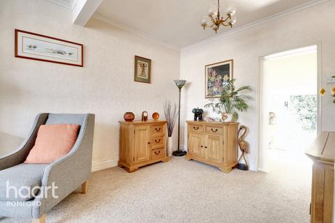 15 Alan Gardens, Romford, RM7 0HD