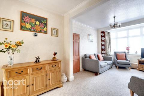 15 Alan Gardens, Romford, RM7 0HD