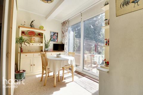 15 Alan Gardens, Romford, RM7 0HD