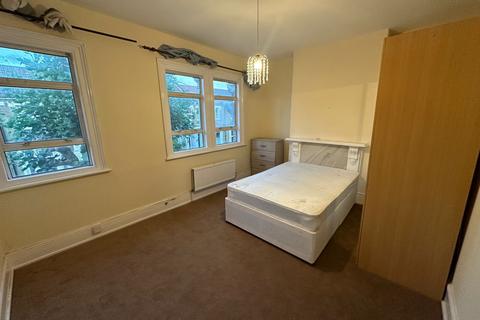 1 bedroom in a house share to rent, London E15
