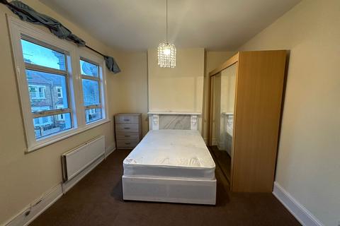 1 bedroom in a house share to rent, London E15