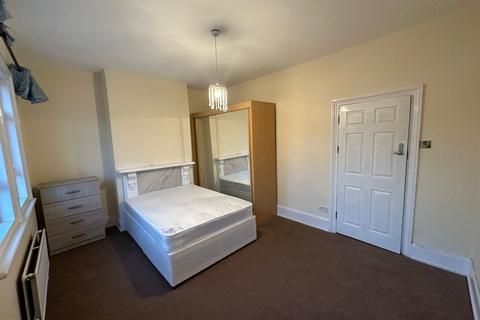 1 bedroom in a house share to rent, London E15