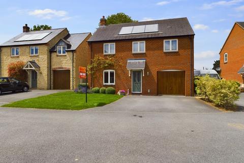 4 bedroom detached house for sale, Mansion Gardens, Potterspury, NN12