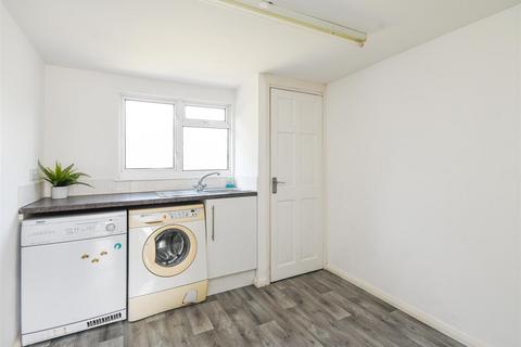 27 Bull Meadow Lane, Wombourne, Wolverhampton, WV5 9DE