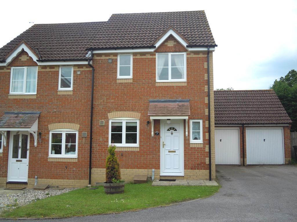 Crocus Mead, Thatcham, Berkshire 2 bed house £1,295 pcm (£299 pw)