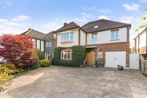 5 bedroom detached house to rent, Grove Park, Wanstead