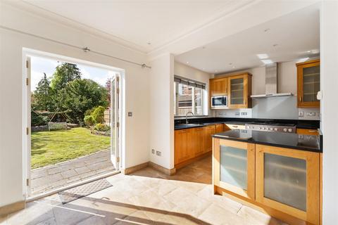 5 bedroom detached house to rent, Grove Park, Wanstead