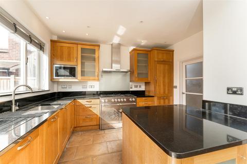 5 bedroom detached house to rent, Grove Park, Wanstead