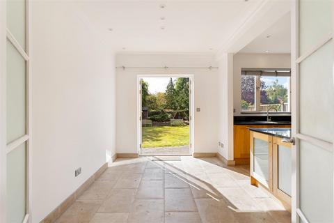 5 bedroom detached house to rent, Grove Park, Wanstead