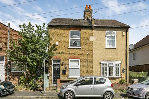 2 bedroom semi-detached house to rent, St James Road, Carshalton