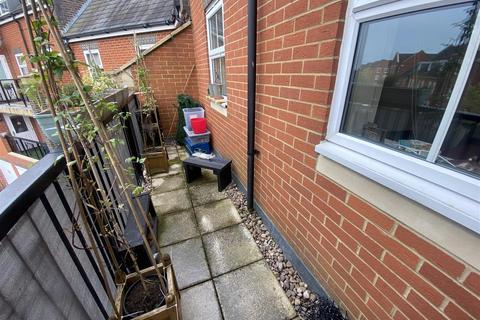 2 bedroom flat for sale, Lynmouth Road, Swindon SN2