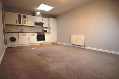 1 bedroom apartment to rent, Walton Road, East Molesey KT8