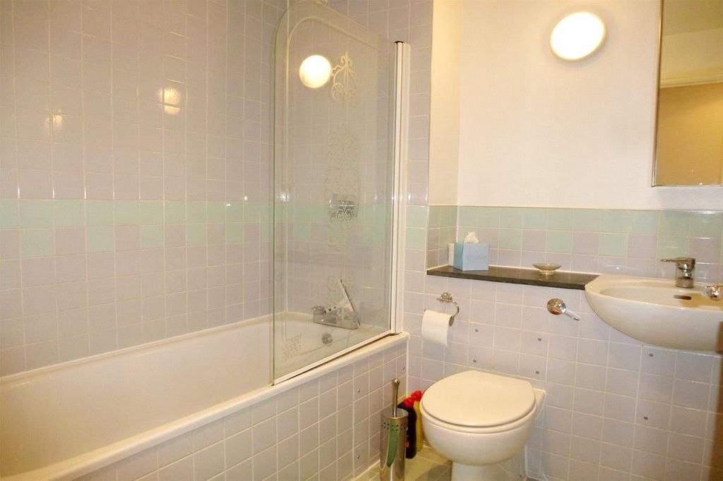 DUNDEE WHARF BATHROOM 2 BED.jpg