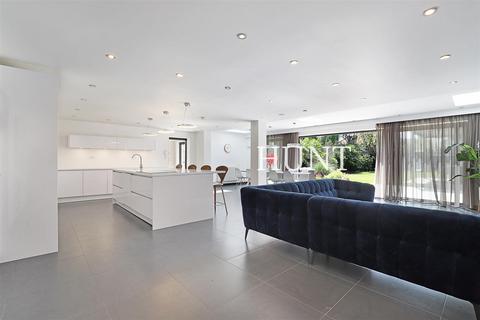 5 bedroom detached house to rent, Campions, Loughton