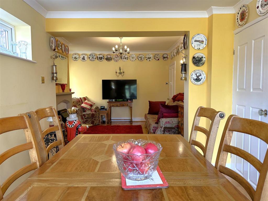 Dining Room Through To Lounge 084