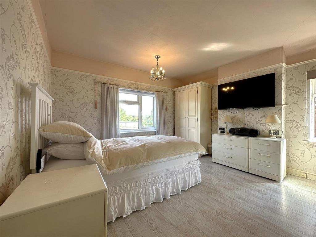 Master Bedroom 030