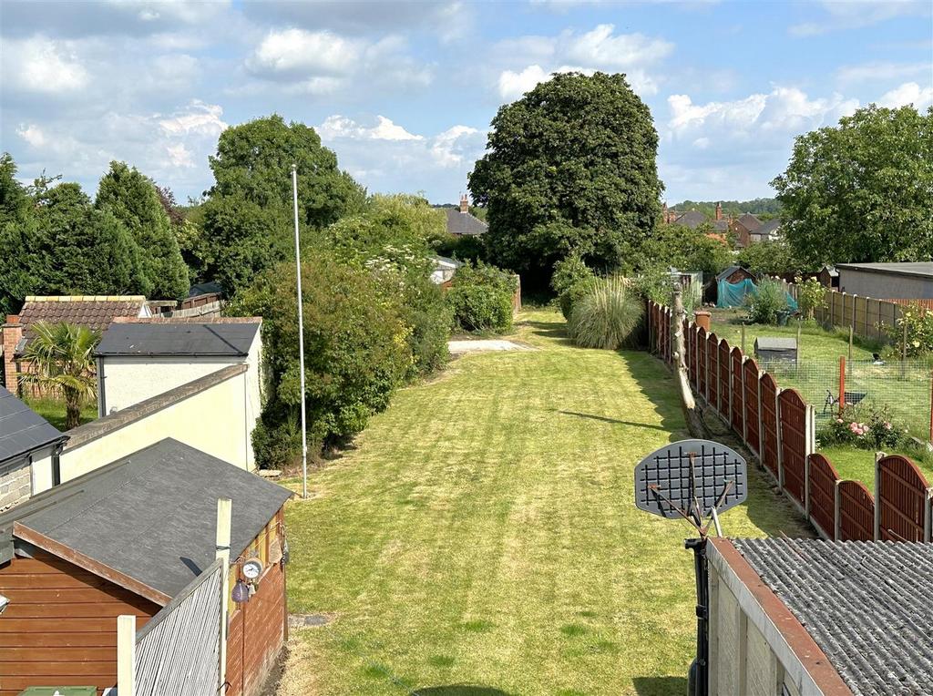 Extensive Rear Garden 039