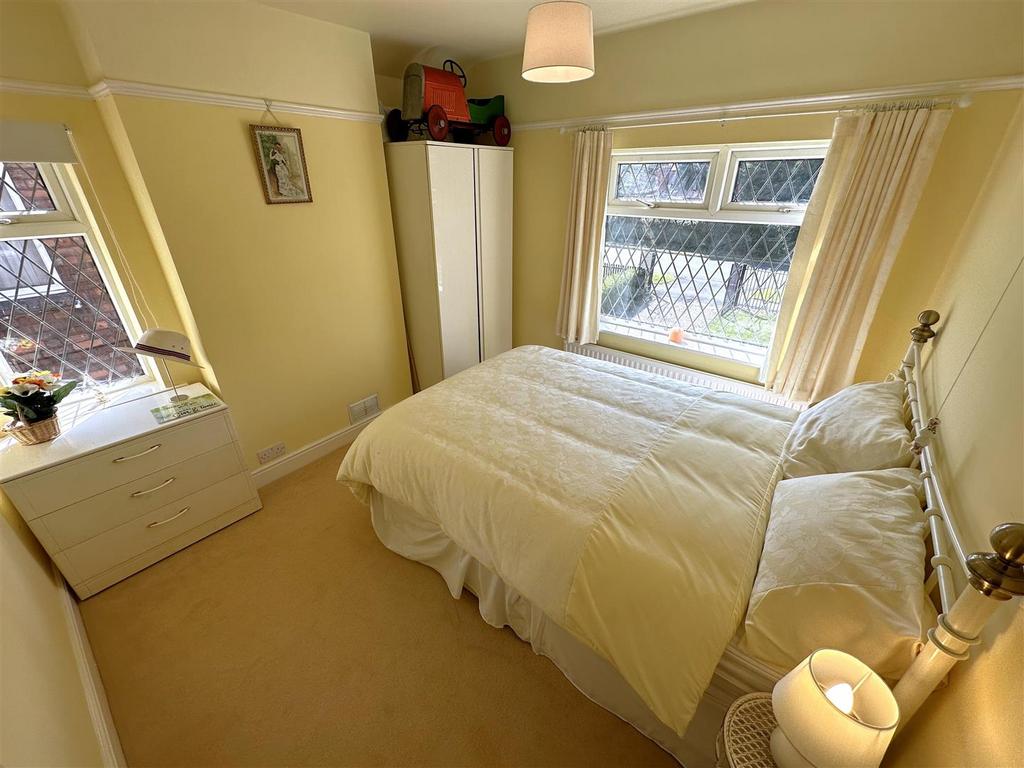 Dual-Aspect Second Bedroom 024