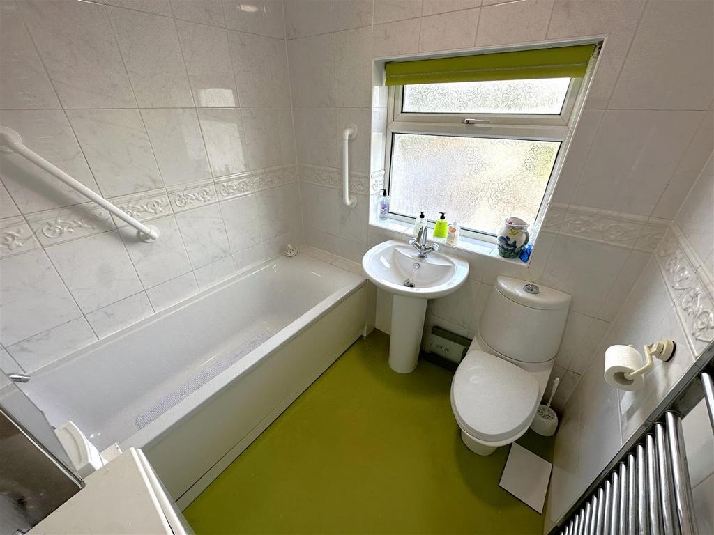 Bathroom 043
