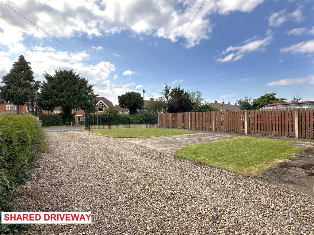 Shared Gravelled Driveway 127