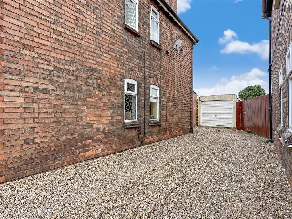 Driveway &amp; Single Garage 124