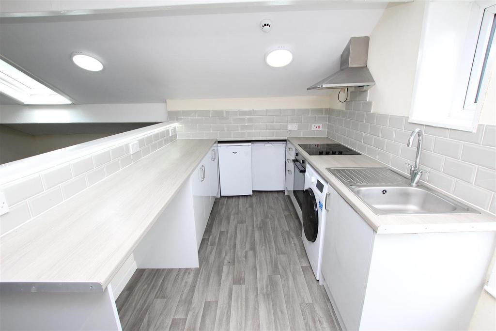 Chorley Old Road, Bolton BL1 1 bed flat £595 pcm (£137 pw)