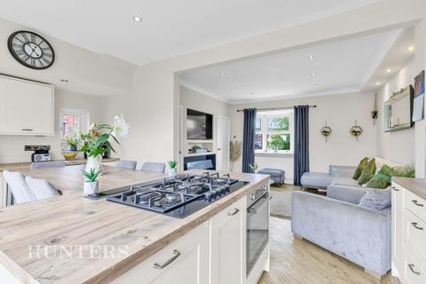 3 Arncliffe Rise, Oldham, OL4 2LZ