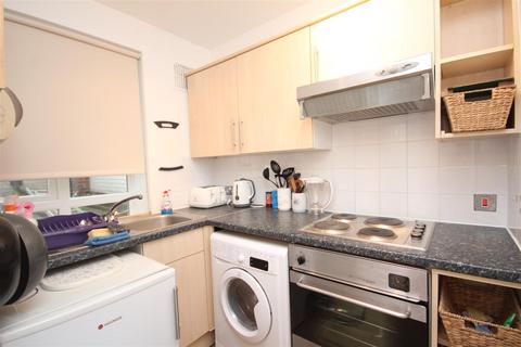 2 bedroom flat to rent, High Street, Guildford