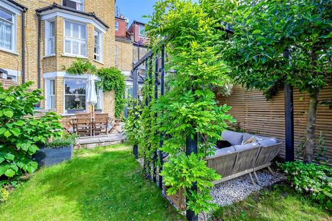 Flat 1, 4a Mildenhall Road, London, E5 0RU