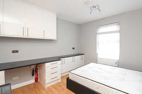 Studio to rent, Cranbrook Park, London N22