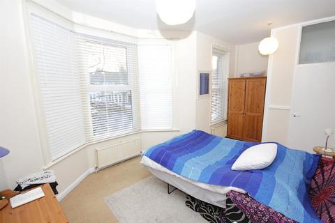 Studio to rent, St Pauls Avenue,Willesden Green,NW2