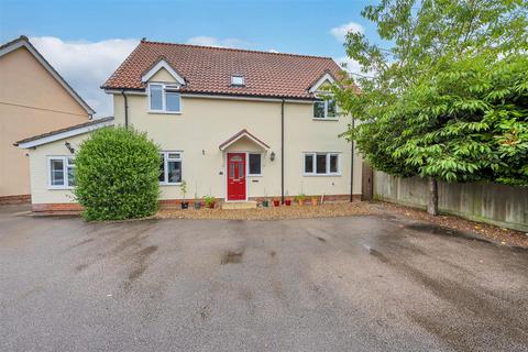 4 bedroom detached house for sale, Fox & Hounds Close, Thurston