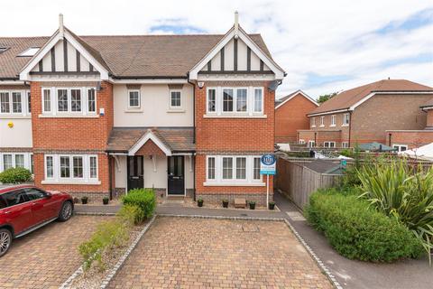 4 bedroom house to rent, Trenchard Close, Hersham, Walton-On-Thames