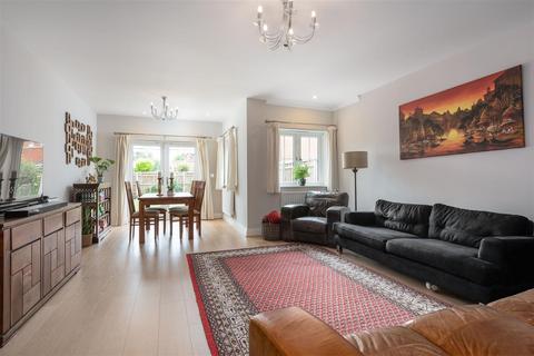 4 bedroom house to rent, Trenchard Close, Hersham, Walton-On-Thames