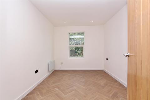 2 bedroom maisonette to rent, Nevill Road, London N16