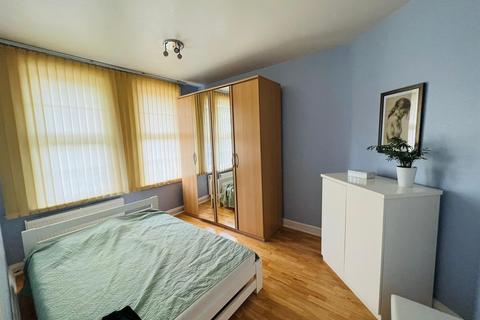 2 bedroom flat for sale, Devonshire House, Hounslow