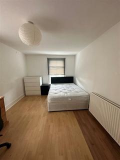4 bedroom terraced house to rent, Vespan Road, London