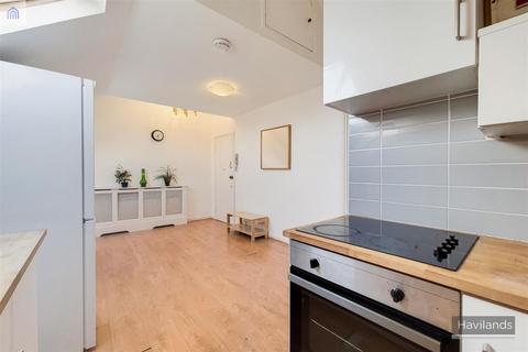 2 bedroom flat for sale, Station Road, Winchmore Hill, N21