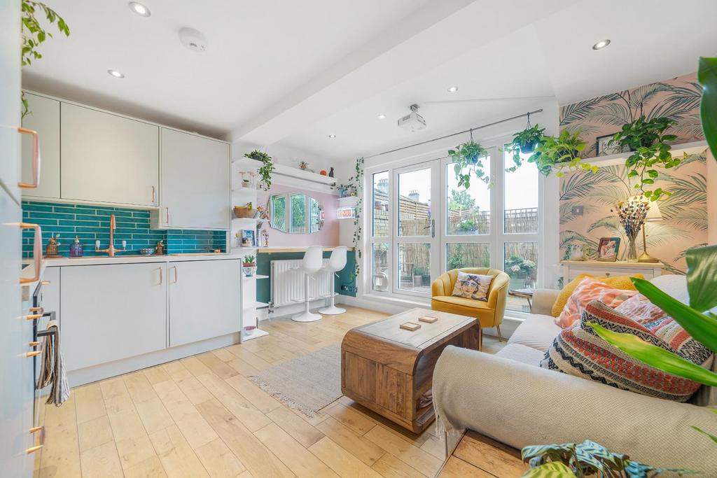 Hayter Road, SW2 2 bed flat - £450,000