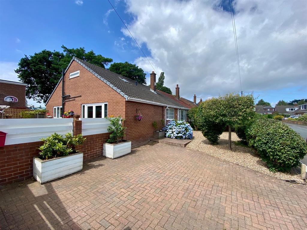 Parkfield Way, Mirfield 3 bed semidetached bungalow for sale £320,000