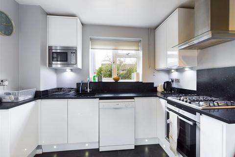 10 Crossways Close, Crawley, RH10 1QN