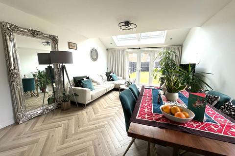 29 Farmyard Close, Northampton, NN3 8BU