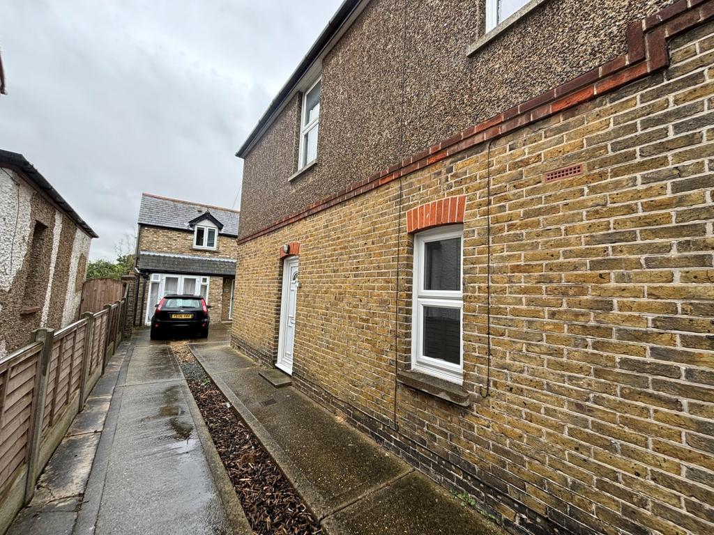 Reculver Road Herne Bay CT6 1 bed ground floor flat £750 pcm (£173 pw)