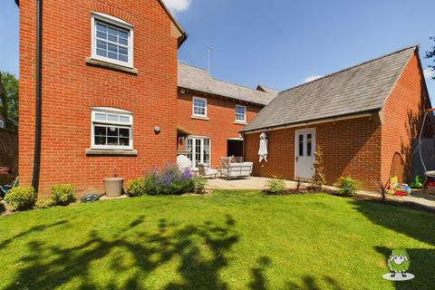 2 Fernhill Place, Sherfield On Loddon, Hook, RG27 0SJ