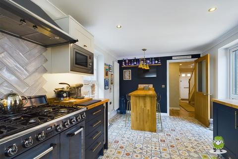 2 Fernhill Place, Sherfield On Loddon, Hook, RG27 0SJ