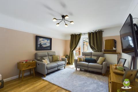 2 Fernhill Place, Sherfield On Loddon, Hook, RG27 0SJ