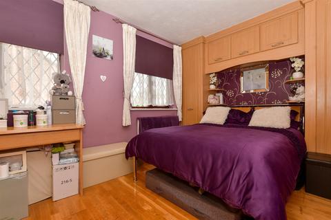 23 Wimborne Close, Worcester Park, KT4 8NL
