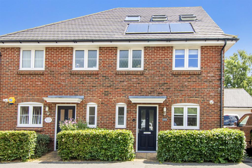 3 Bedroom Semi Detached House - Crawley Down