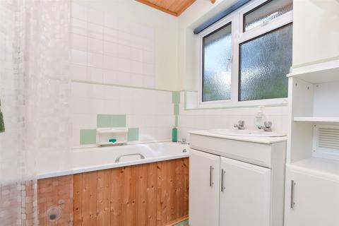 32 Minchin Close, Leatherhead, KT22 8BH
